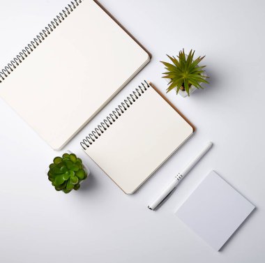 boş çarşaflar ile açık spiral defter, yeşil kapalı p ile tencere