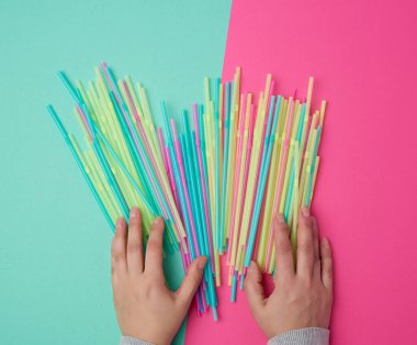 kadın el tutan çok renkli plastik kokteyl tüpleri