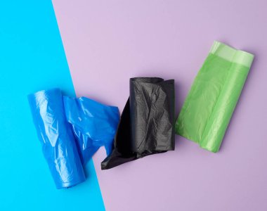 Plastik çöp torbalarıyla rulo sarılmış. 