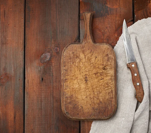 Очень старая пустая деревянная прямоугольная разделочная доска и нож, сверху v — стоковое фото