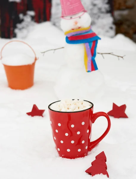 Red ceramic mug with hot chocolate and marshmallow — Stock Photo, Image