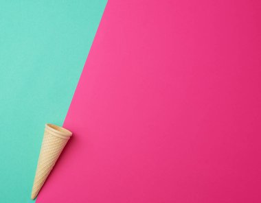 boş koni fırınlanmış waffle fincanı yeşil-pembe arka planda, yer