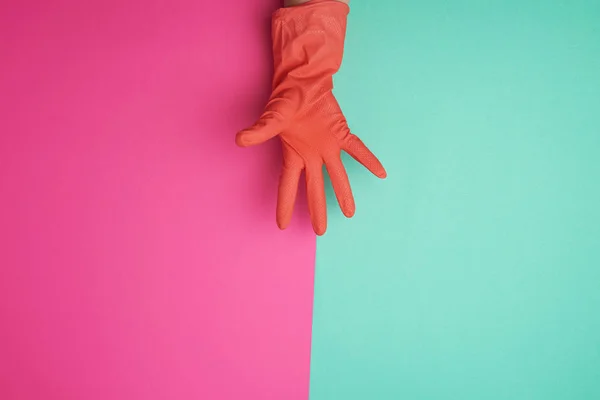 Guante de goma naranja para la limpieza de la casa vestida en una hembra h — Foto de Stock