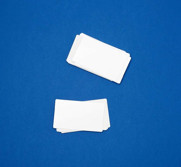 Stack dari kertas persegi panjang kosong kartu nama putih di biru — Stok Foto