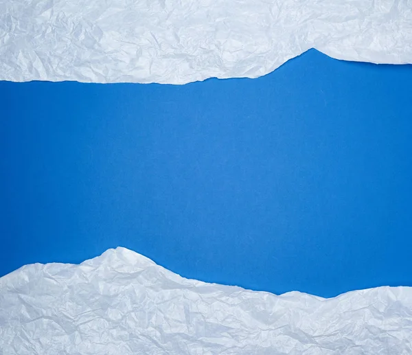 Blauwe achtergrond met wit verscheurd gescheurd papier elementen, plaats f — Stockfoto