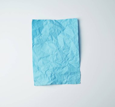Beyaz bir arka plan üzerinde buruşuk mavi dikdörtgen kağıt.