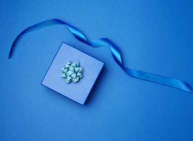 Karton hediye kutusu, fiyonklar, paketleme için kurdeleler 