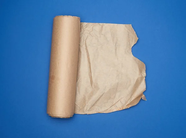 Tekercs barna pergamen papír kék alapon, másolás helyet — Stock Fotó
