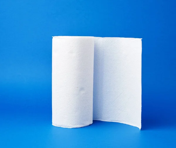 Csavart tekercs fehér papír törölköző kék alapon — Stock Fotó