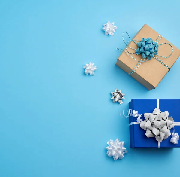 Dos cajas de regalo cuadradas decoradas con cintas y lazos en un azul — Foto de Stock