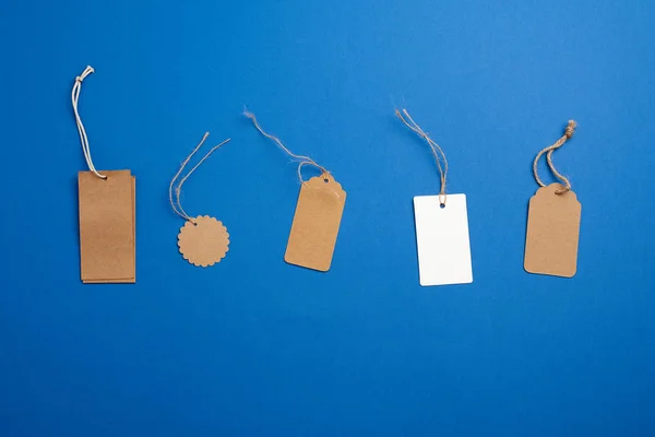 Jogo de etiquetas em branco marrons e brancas de papel em uma corda — Fotografia de Stock