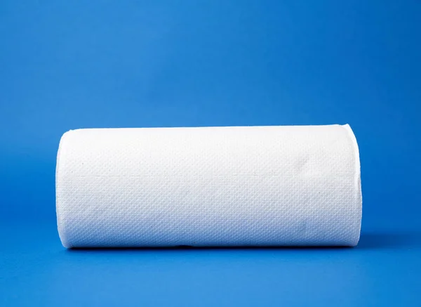 Csavart tekercs fehér papír törölköző kék alapon — Stock Fotó