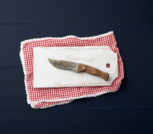 Пустая белая деревянная прямоугольная доска и нож — стоковое фото
