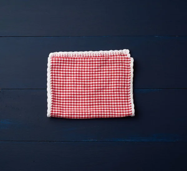 Handuk dapur berwarna merah putih pada latar belakang kayu biru — Stok Foto