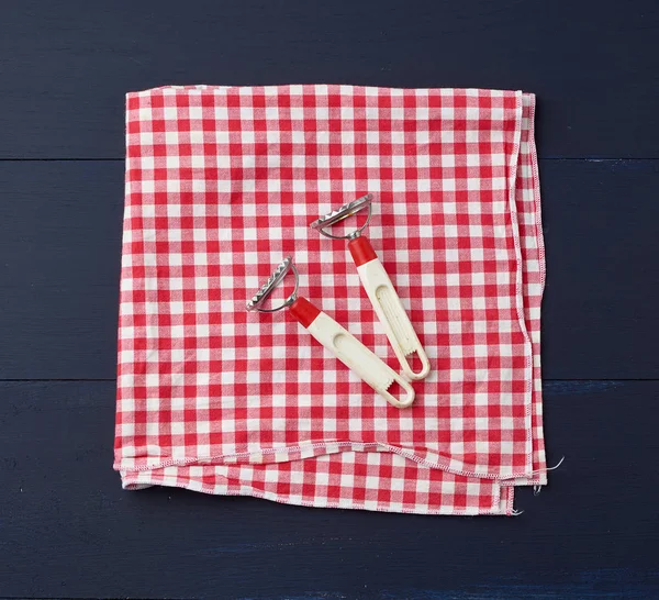 Apparaten voor het maken van ravioli op een rood-witte textiel keuken na — Stockfoto