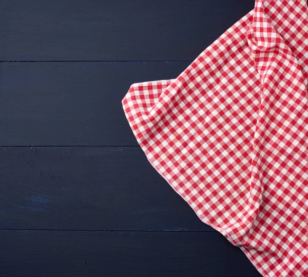 Wit rood geruite keuken handdoek op een blauwe houten achtergrond — Stockfoto