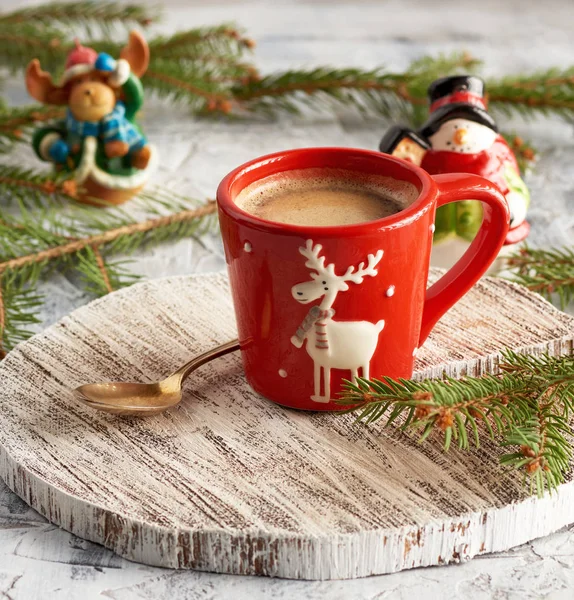 Red ceramic cup with black coffee — Stock Photo, Image