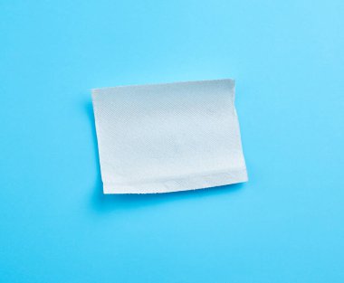 Kıvrımlı köşeleri olan beyaz kağıt havluyla yırtılmış 