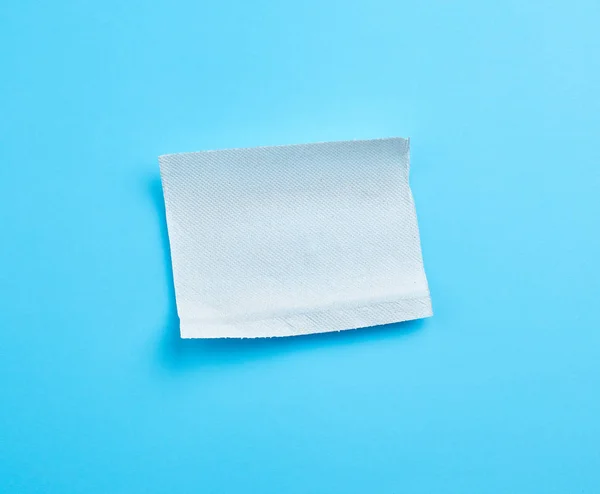 Tépett puha fehér papírtörülköző göndör sarkokkal — Stock Fotó