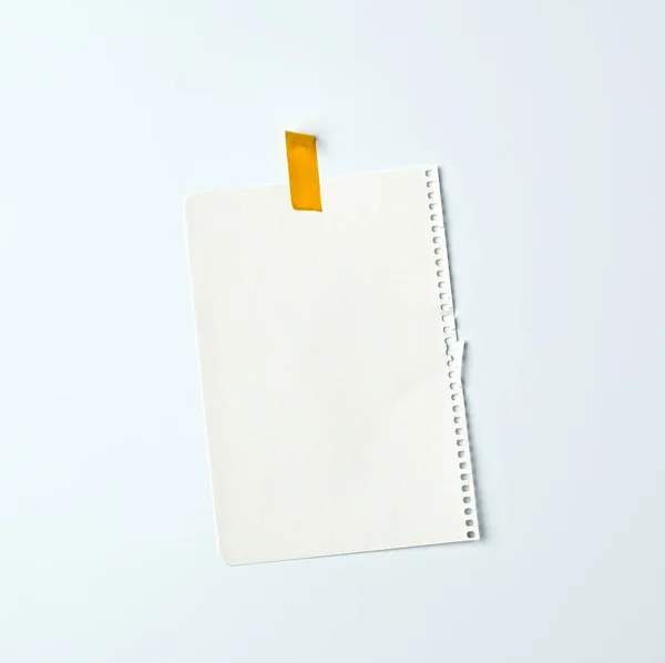Bílý zmačkaný list papíru vytržený ze spirálového zápisníku — Stock fotografie