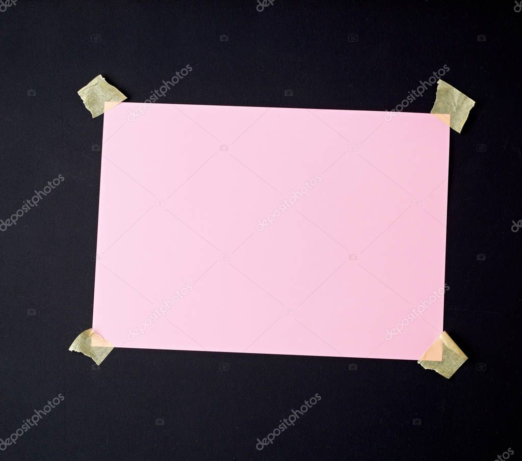 Hoja blanca A4 en blanco unida con cinta adhesiva a una madera negra 2022