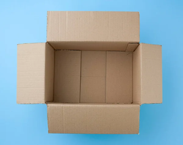 打开空的方形棕色纸板箱，供运输和包装 — 图库照片