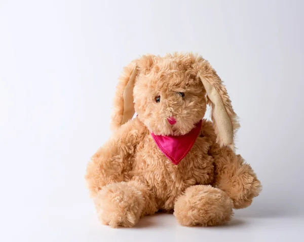 Kelinci mewah mainan coklat duduk di latar belakang putih — Stok Foto
