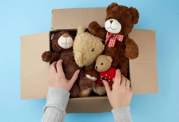 Caixa de papelão marrom com vários ursos de pelúcia — Fotografia de Stock