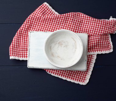 dikdörtgen beyaz kesim tahtası ve boş yuvarlak tabak 