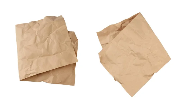 Сложенный пустой коричневый крафт лист бумаги изолирован на белой спинке — стоковое фото