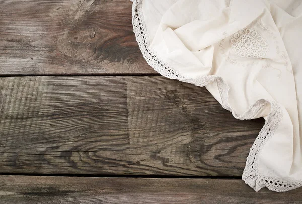 Toalla textil de cocina blanca doblada en una mesa de madera gris de o — Foto de Stock