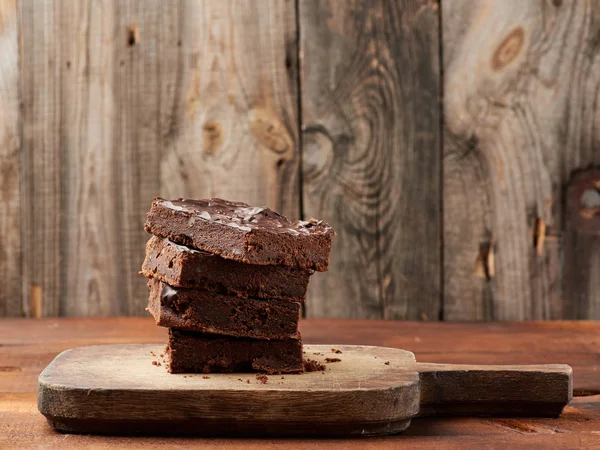 Pile de tranches cuites au four carré de gâteau au chocolat brownie avec waln — Photo