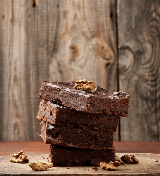 Στοίβα από τετράγωνα ψημένες φέτες κέικ σοκολάτας brownie με waln — Φωτογραφία Αρχείου