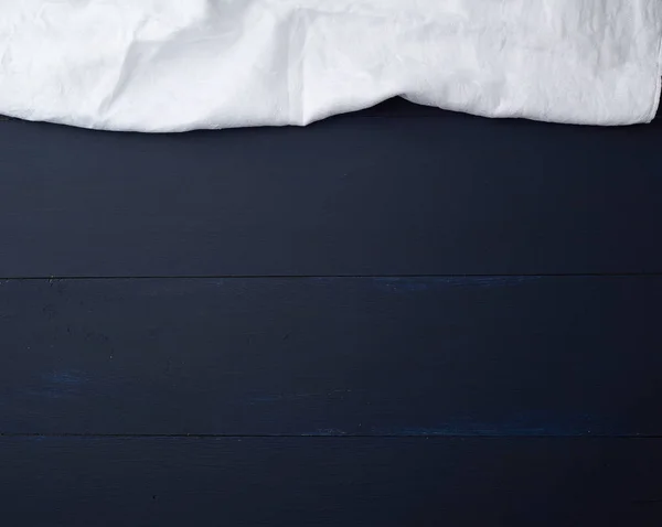 Toalla de lino blanco sobre fondo de madera azul, vista superior — Foto de Stock