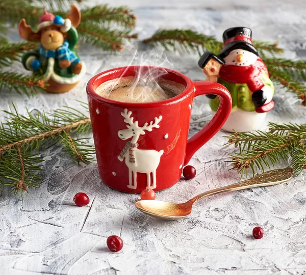 Red ceramic cup with black coffee. near green branches of spruce — Stock Photo, Image