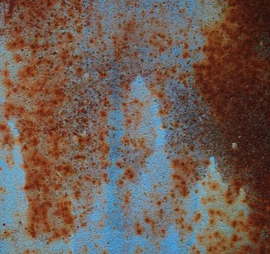 Üzerinde mavi boya kalıntıları olan paslı yaprağın demir dokusu. Metal ru