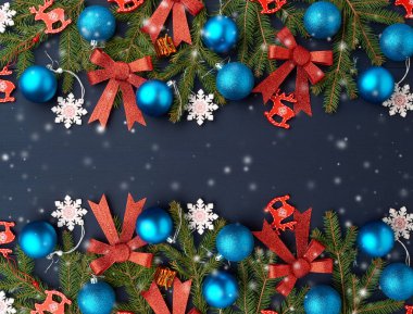 yeşil ladin dalları, Noel mavisi ve pembe toplar