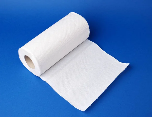 Крученый рулон белого бумажного полотенца на синем фоне. Бумажный ш — стоковое фото