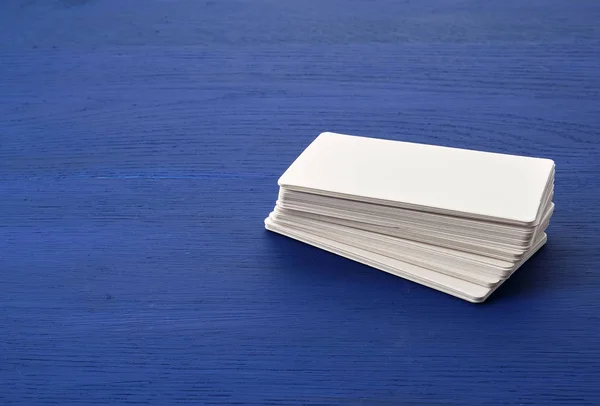 Biały pusty papier prostokątne wizytówki na niebieski drewniany plecy — Zdjęcie stockowe