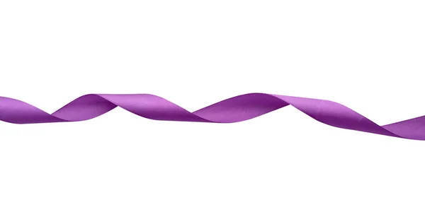 Крученый шелк фиолетовой ленты изолированы на белом фоне, украшения — стоковое фото