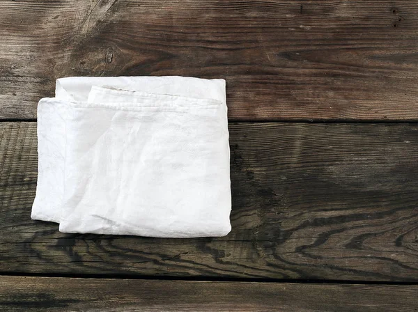 Toalla textil de cocina blanca doblada en una mesa de madera gris de o — Foto de Stock