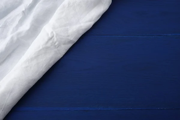 Witte keuken textiel handdoek gevouwen op een blauwe houten tafel van b — Stockfoto