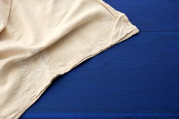 Toalla textil de cocina blanca doblada sobre una mesa de madera azul de b — Foto de Stock