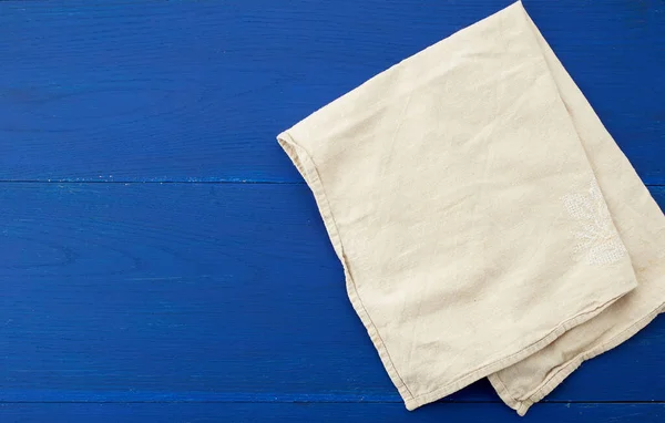 Toalla textil de cocina blanca doblada en una mesa de madera azul de o —  Fotos de Stock