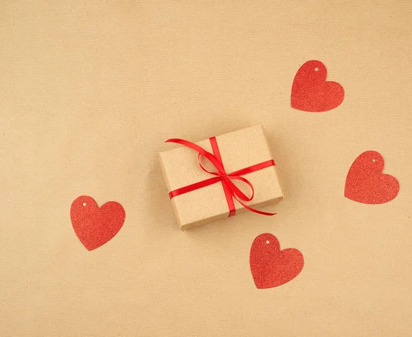 Hadiah dibungkus dalam kertas kraft coklat dan diikat dengan ribb sutra tipis — Stok Foto
