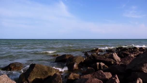 在阳光明媚的夏日里 黑海沿岸布满了大石头 浪花四溅 黑海靠近乌克兰铁港 — 图库视频影像