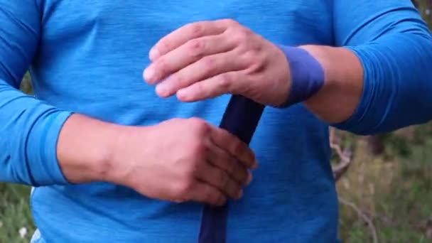 Nadwaga Dorosły Mężczyzna Niebieskiej Odzieży Sportowej Przewija Rękę Niebieskim Bandażem — Wideo stockowe