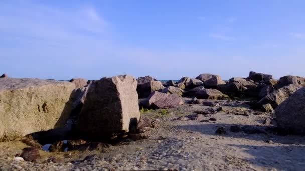 在阳光明媚的夏日里 黑海沿岸布满了大石头 浪花四溅 黑海靠近乌克兰铁港 — 图库视频影像