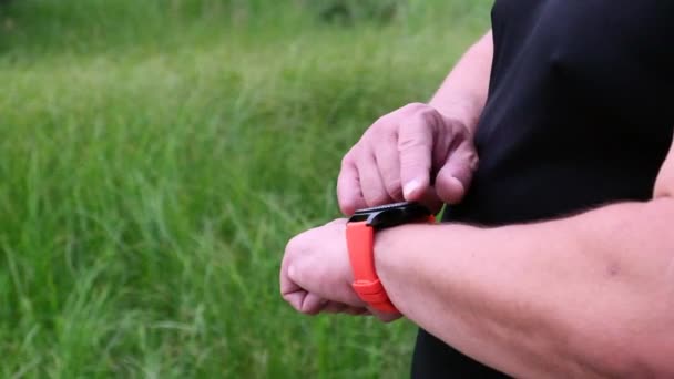 Hombre Adulto Con Sobrepeso Uniforme Deportivo Negro Levantó Mano Que — Vídeo de stock