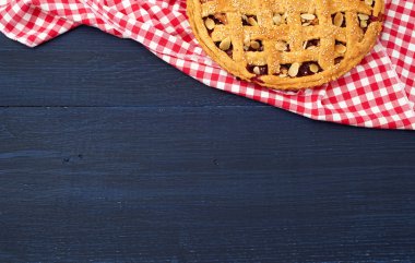 Kırmızı tekstil peçetede geleneksel vişneli turta